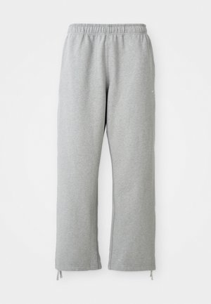 Pantaloni tuta grigi con elastico in vita, gamba dritta e dettagli in cordoncino all'orlo. Realizzati in un morbido tessuto texturizzato.