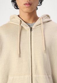 Jack & Jones JJECHARGE OVERSIZE FADED ZIP HOODIE - Majica s kapuljačom i patentnim zatvaračem - humus