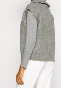 OPUS Triko s potiskem - grey