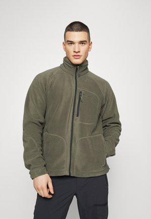 Veste en polaire vert olive avec un col montant, fermeture éclair sur le devant et poche poitrine. Présente des coutures contrastées et deux poches latérales.