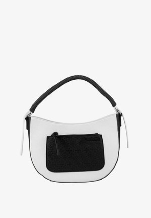 Bolso texturizado en blanco y negro con un diseño curvo, que presenta un asa tejida y un bolsillo frontal con cremallera. Fabricado con materiales sintéticos.