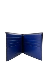 Portafoglio blu in pelle con design aperto, dotato di diversi slot per carte e texture liscia, che mostra un interno pulito e minimalista.