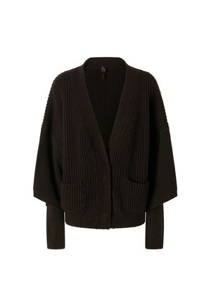 Tamno smeđi rebrasti kardigan s V-izrezom, spuštenim ramenima, dvije prednje džepove i jednim kopčanjem na dugme. Mekani pleteni materijal.