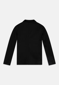 Čierny sako s dlhými rukávmi, zobrazené zozadu s vrásneným golierom a tromi gombíkmi na každom manžete.