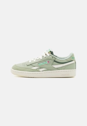 Jasnozielony sneaker Reebok z białymi sznurowadłami, kremową podeszwą i logo Reebok z boku, pokazany z lewego profilu na jednolitym tle.