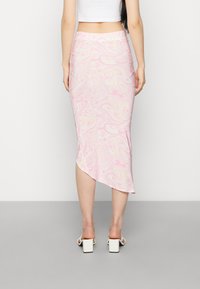 Saia midi em mármore rosa com um hem assimétrico, feito de um tecido leve. Apresenta uma cintura ajustada e uma silhueta fluida.