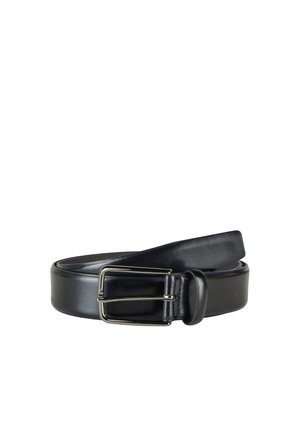 Schwarzer Ledergürtel, zusammengerollt mit silberner rechteckiger Metallschnalle auf weißem Hintergrund.