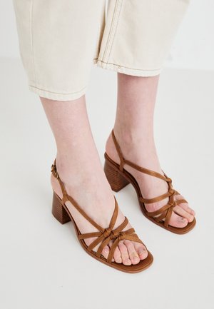 ZOWI - Sandále - caramel beige