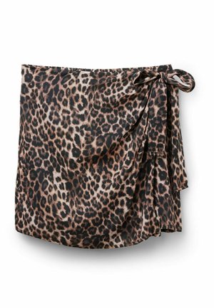 Zavinovací sukně s leopardím vzorem, hnědý a černý vzor, délka ke kolenům, lehká látka na bílém pozadí.