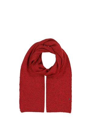 Sciarpa rossa in lana lavorata a maglia, piegata con entrambe le estremità penzoloni, con un piccolo logo metallico rotondo vicino a un bordo.