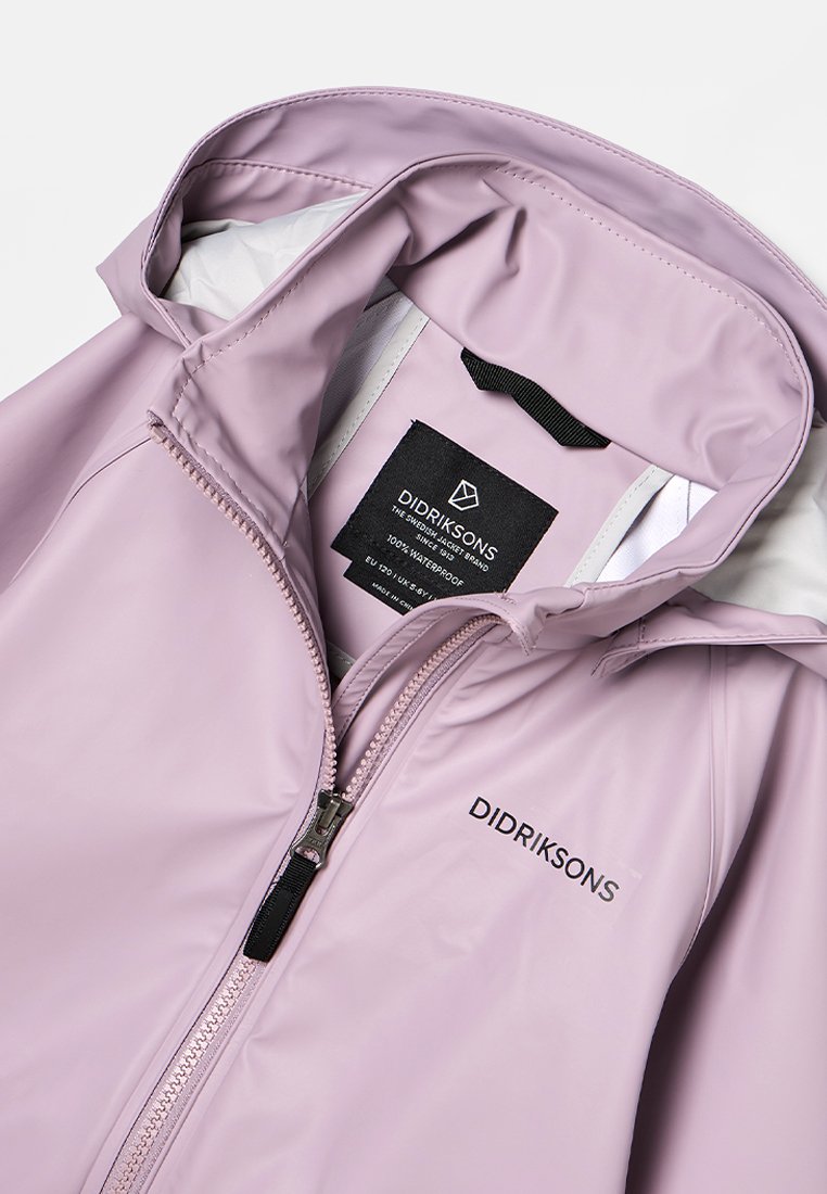 Lila Didriksons wasserdichte Jacke mit Kapuze, sichtbarem schwarzem Reißverschluss und Markenlabel im Kragen.