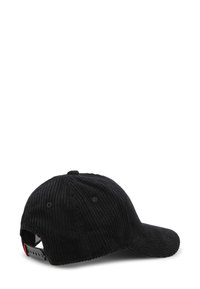 Casquette de baseball en velours côtelé noir avec une visière incurvée, un tissu texturé et une sangle ajustable à l'arrière. Deux œillets de ventilation sont présents.