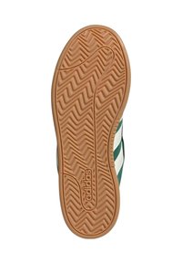 Sole di sneaker verde e bianca con un motivo a spina di pesce, dotata di un battistrada in gomma color caramello e marchio "adidas".