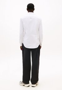 Tommy Jeans SLIM STRETCH OXFORD SHIRT - Camisa - white
