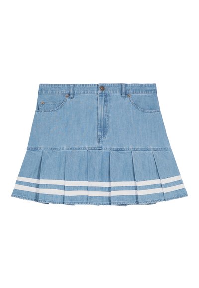 Lichtblauwe denim plooirok met mini-lengte, voorzakken, knoopsluiting en twee witte horizontale strepen nabij de zoom.