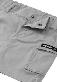 Szare bawełniane szorty mają kieszeń z klapą, metalowe zapięcie na zatrzask oraz przeszycia. Na kieszeni widnieje metka marki "VILLERVALLA".