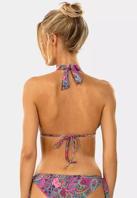 Zestaw bikini z wielokolorowym wzorem paisley; zawiązywany na szyi z tyłu, z pasującym dołem wiązanym po bokach.
