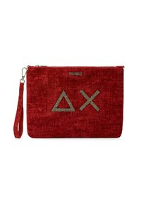 Clutch in tessuto rosso con finitura testurizzata, caratterizzata da simboli geometrici in argento glitterato (triangolo e "X") e una tracolla. Chiusura con zip.