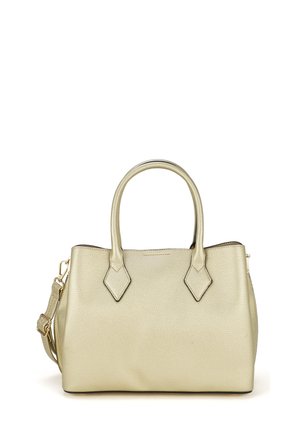 Licht goudkleurige gestructureerde leren handtas met twee bovenhandvatten en een verstelbare schouderriem tegen een witte achtergrond.