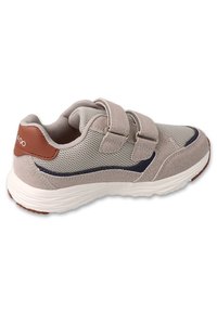 Jasnoszare buty sportowe z zamszowymi i siateczkowymi materiałami, z podwójnymi paskami na rzepy, ciemnoniebieskimi akcentami i białą gumową podeszwą.