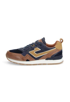 Chaussure de sport marine et marron en matériaux suédé et cuir, avec une semelle intermédiaire blanche, des accents perforés et un détail de logo bien visible.