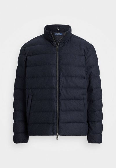 Casaco acolchoado azul-marinho com gola alta, design de costura horizontal, fecho frontal com zíper e bolsos laterais. Textura suave, material leve.