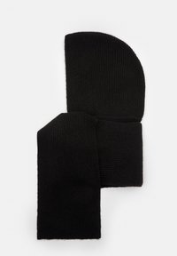 Set di berretto a maglia a coste nera e sciarpa con una texture morbida, con il berretto che presenta una parte superiore arrotondata e la sciarpa di forma rettangolare lunga.