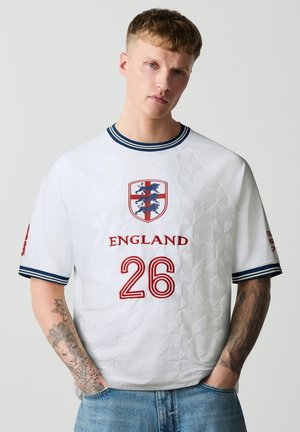 Next, REGULAR FIT - LICENSE FOOTBALL T-SHIRT . - T-shirt con stampa - white england fifa word cup