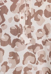 Top in tessuto leggero con bottoni, caratterizzato da una stampa animale beige e marrone, con superficie texture e scollatura a V.