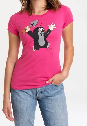 Różowa bawełniana koszulka z krótkim rękawem, z okrągłym dekoltem, z rysunkowym bohaterem - kretem trzymającym małą łopatkę. Dobrze dopasowana.