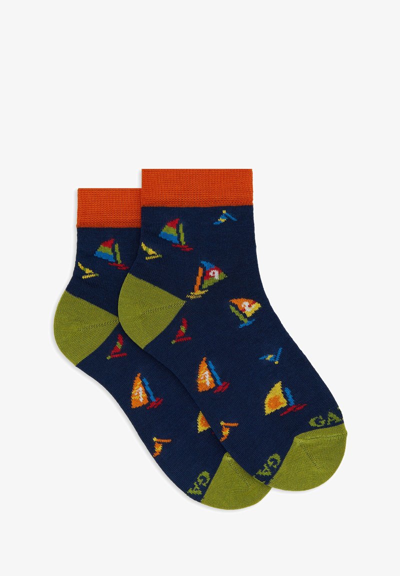 Calzini di cotone navy con risvolti arancioni e dettagli verde sul tallone e sulla punta, caratterizzati da un motivo di velieri colorati.