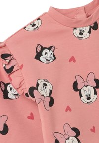 Roze katoenen shirt met cartoongezichten van Minnie Mouse en een zwarte kat, met kleine hartpatronen en ruches op de mouwen.