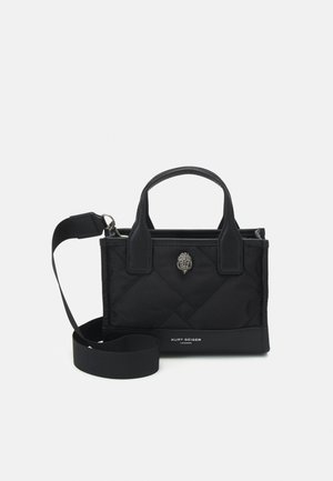 Borsa a mano in nylon trapuntato nero con due manici superiori, tracolla regolabile e dettagli in emblema argentato. Presenta un design pulito e strutturato.