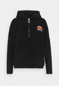 Sort fleece hoodie med lynlås foran, kengurulomme og broderet rød og orange logo på venstre bryst. Blødt, tekstureret materiale.