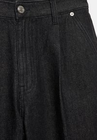 Czarne spodnie dżinsowe z wysokim stanem, z przeszywanymi plisami, zapinane na metalowy guzik, z subtelnym fakturowanym wzorem.