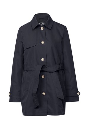 Manteau trench bleu marine avec une taille ceinturée, une fermeture à boutons et un col pointu. Il dispose de poches latérales et d'un tissu lisse et résistant à l'eau.