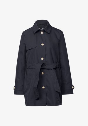 Trench-coat bleu marine en matière résistante à l'eau, doté d'une taille cintrée par une ceinture, de boutons dorés et d'un col classique.