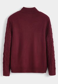 Pull bordeaux à col montant, avec une texture lisse sur le corps et un motif torsadé sur les manches, poignets et ourlet côtelés.