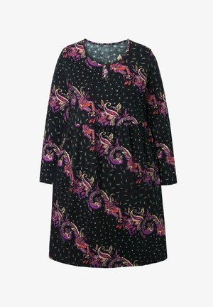 Sort stofkjole med et blomstret paisleymønster i lilla, pink og guld, med rund hals og lange ærmer.