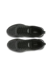 Zapatillas deportivas negras con parte superior de punto texturizado, diseño con cordones, cuello acolchado y una lengüeta en el talón para facilitar su puesta.