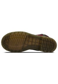 Suola nera di scarpa con una superficie in gomma testurizzata; presenta un motivo a tasselli con scanalature e dettagli minori per aderenza e trazione.