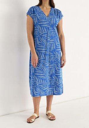 Abito midi blu con scollatura a V, maniche a kimono e motivi a foglia bianchi. Realizzato in tessuto leggero, presenta una vestibilità comoda e spacchi laterali.
