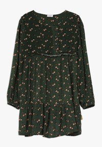 Robe à manches longues vert foncé avec un petit imprim�é floral orange et blanc, yoke avant boutonné, taille froncée et ourlet volanté.
