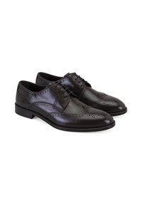 Chaussures oxford en cuir marron foncé avec des détails perforés, une texture lisse, un bout arrondi et un talon bas et plat. Design traditionnel à lacets.