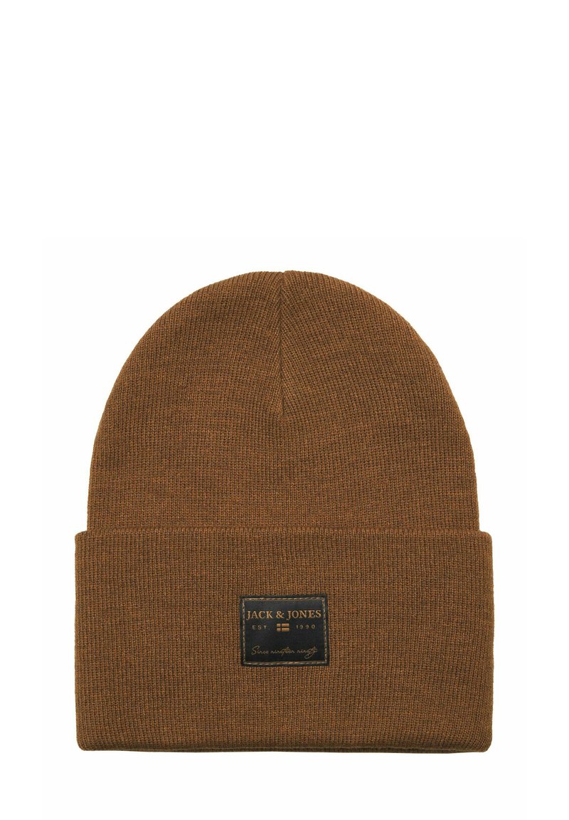 Bonnet en tricot marron avec un revers, doté d'une étiquette rectangulaire noire avec du texte blanc. Texture douce et forme ajustée pour la chaleur.