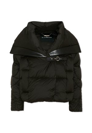 Giacca imbottita nera con ampio colletto imbottito e chiusura con fibbia a cinturino in pelle sul petto, maniche lunghe e design trapuntato.