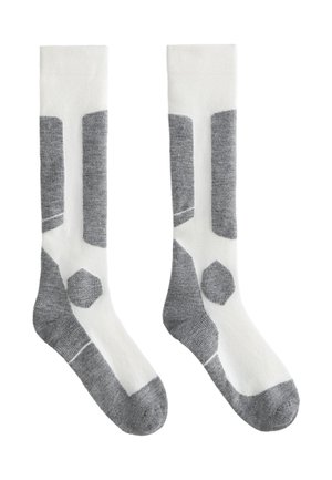 Ponožky do výšky kolien s bielym základom a šedými geometrickými vzormi, s akcentom v tvare hexa a kontrastnými šedými rebrovanými oblasťami pre textúru.