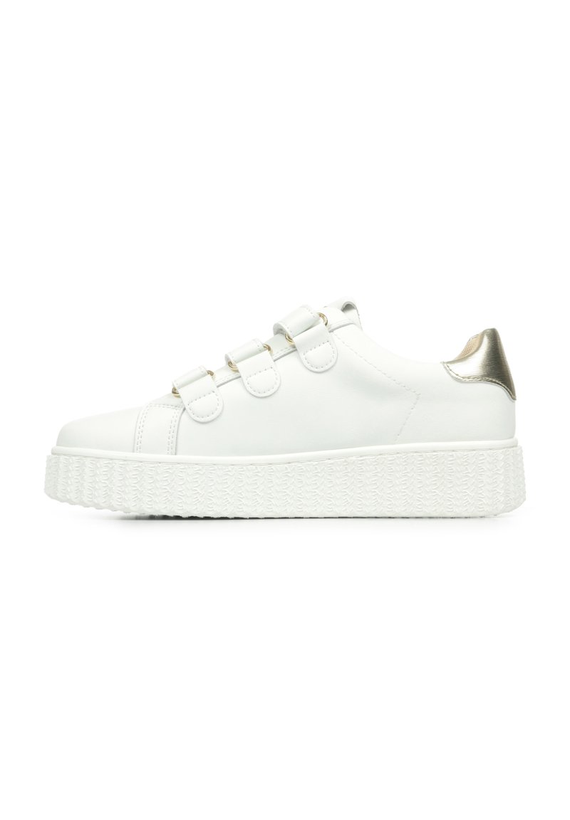 Witte leren sneakers met drie klittenbandsluitingen, gestructureerde witte rubberen zool en een gouden accent op de hiel. Laag profiel ontwerp.