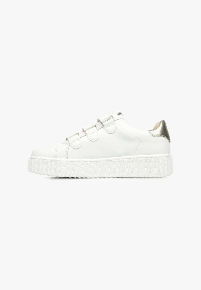 Witte leren sneakers met drie klittenbandsluitingen, gestructureerde witte rubberen zool en een gouden accent op de hiel. Laag profiel ontwerp.