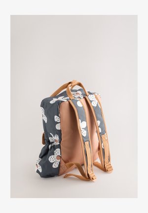 Rucksack mit Blumenmuster, grauer Außenseite, pfirsichfarbenem Innenfutter, gepolsterten Trägern und beigen Akzenten. Verfügt über verstellbare Riemen und ein gerafftes Design.